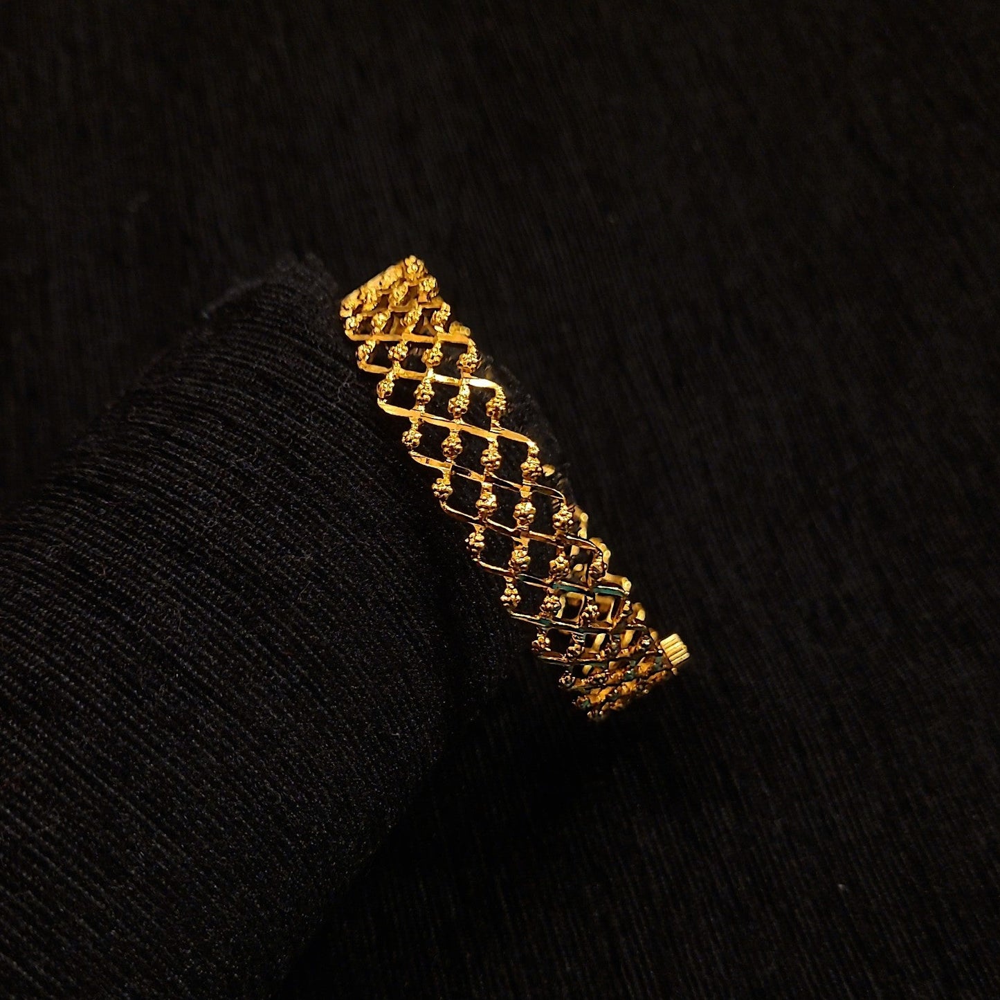 Sleek Cross Bracelet Chur (Openable)