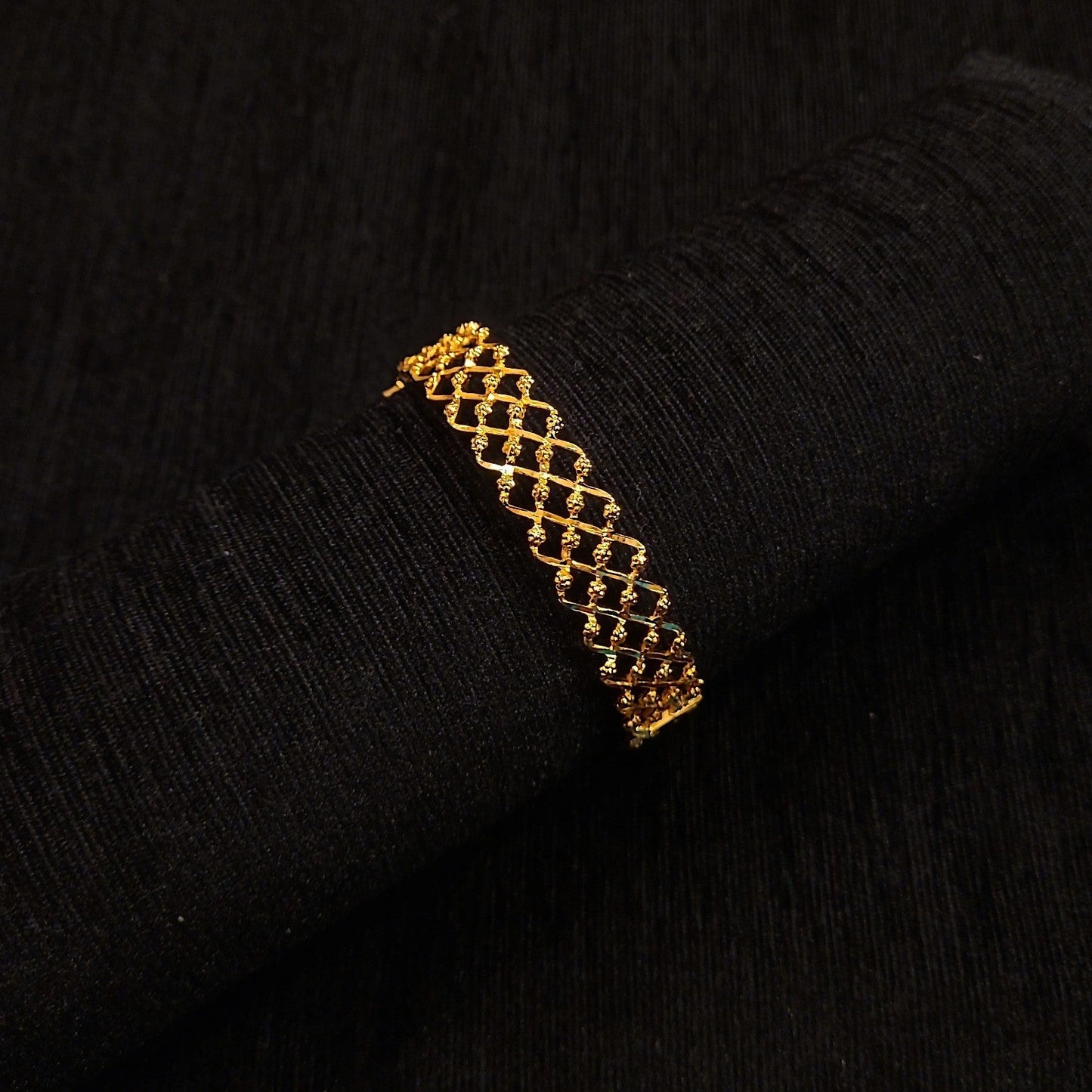 Sleek Cross Bracelet Chur (Openable)