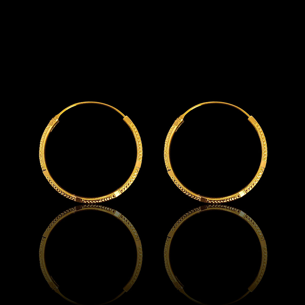 Medium Sleek Solid Earring