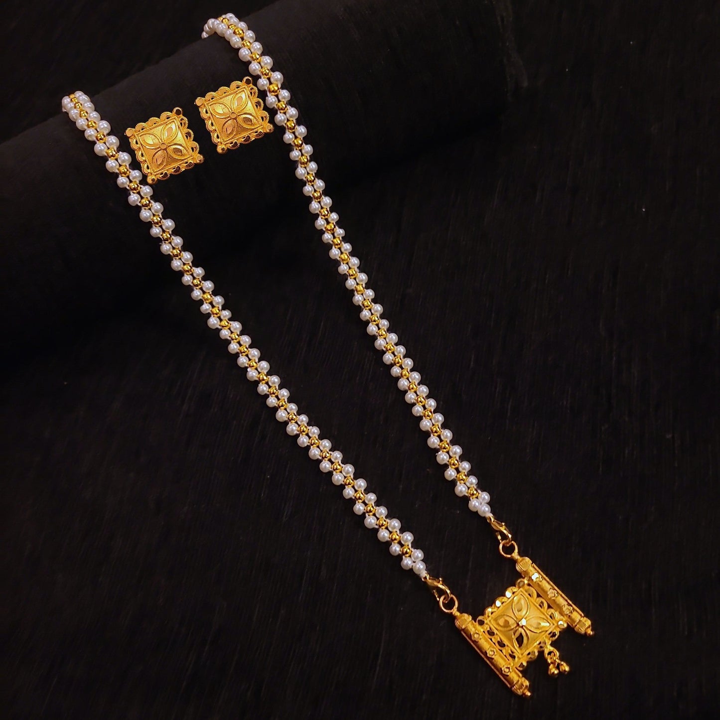 Sqaure Temple Locket Set With Pearl Chain
