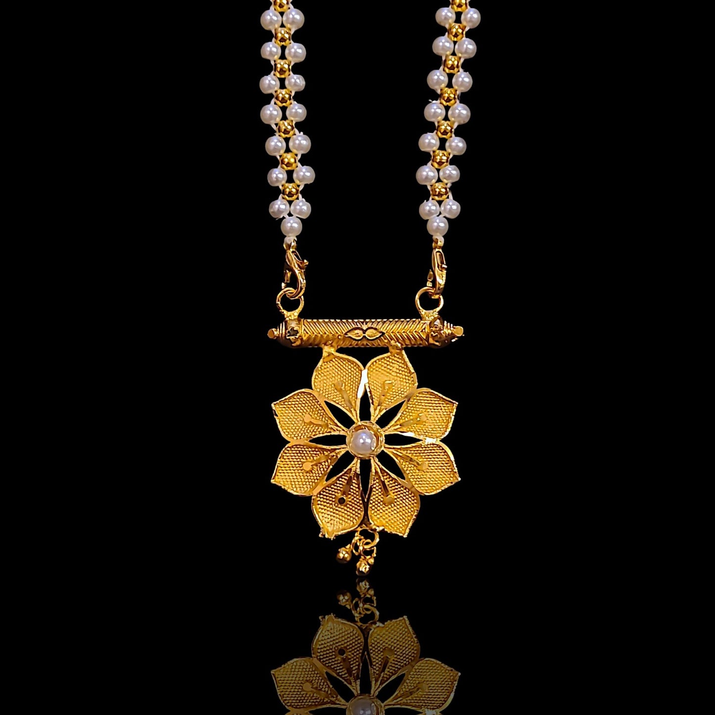 Choras Flower Locket Set With Pearl Chain