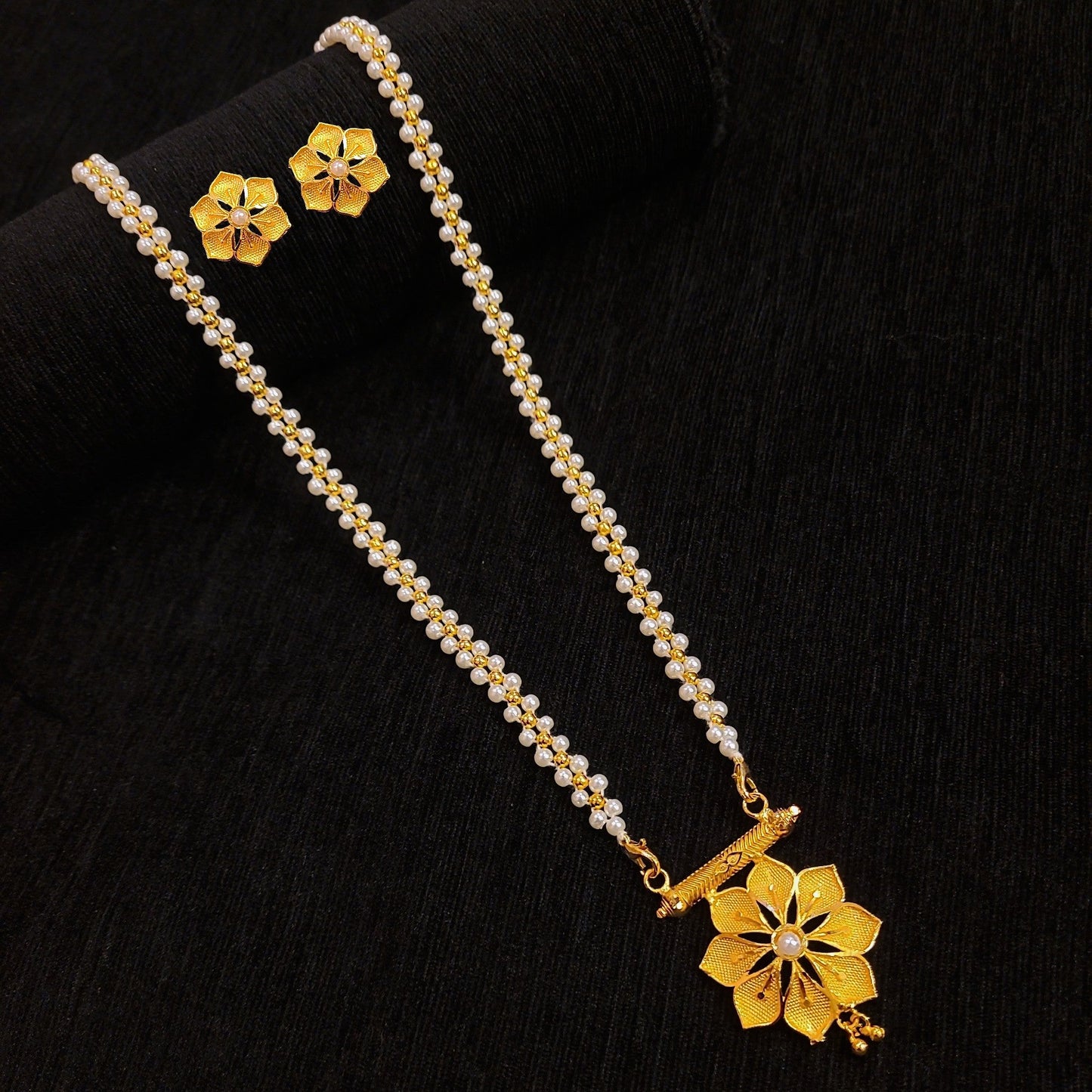 Choras Flower Locket Set With Pearl Chain