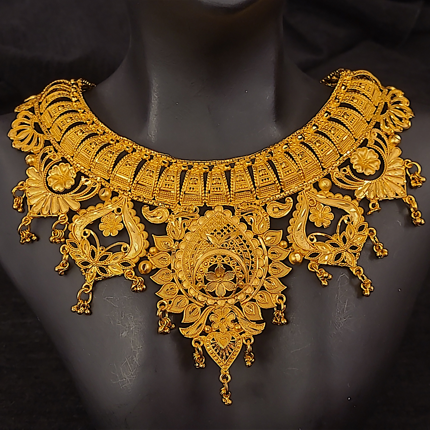 Gorgeous  Broad Chatai Necklace Set