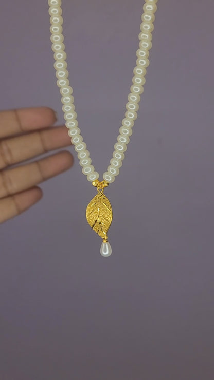 Leaf Drop Pearl Necklace